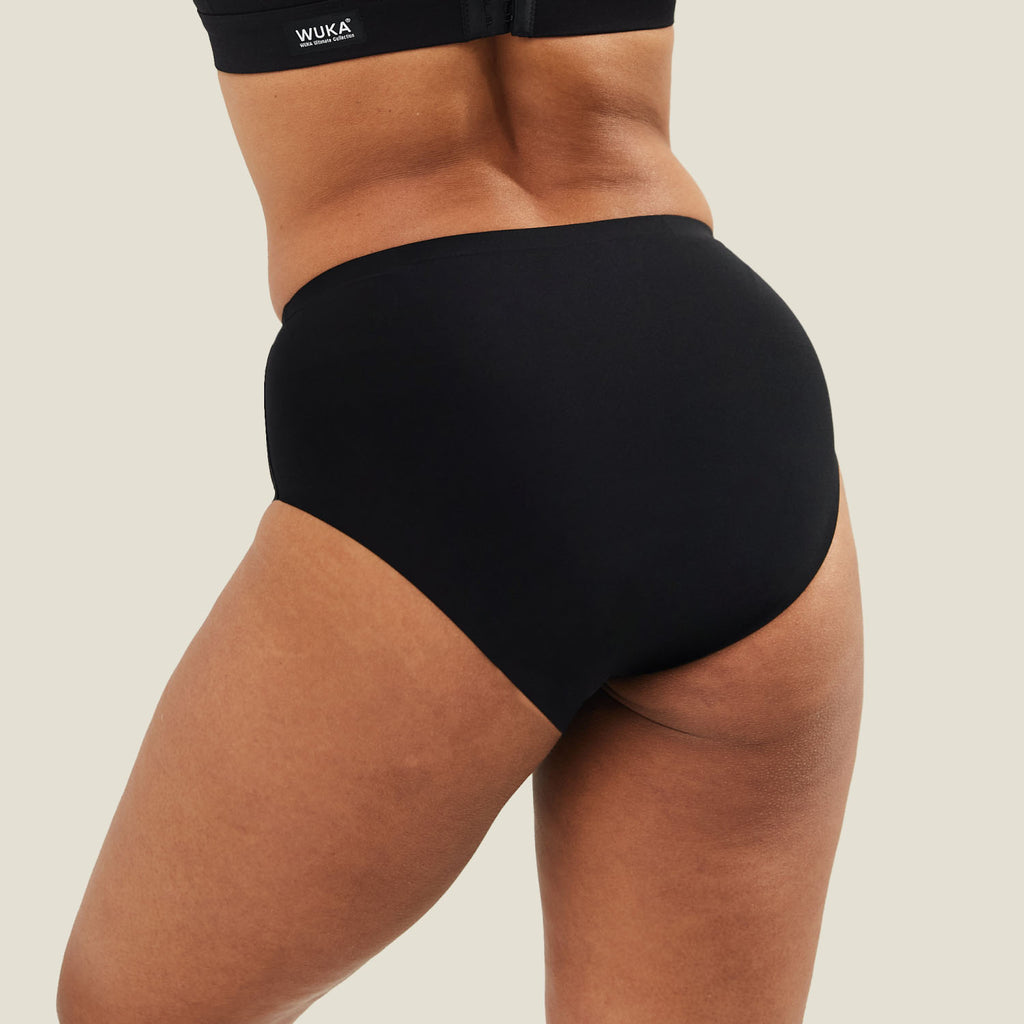 Back view of WUKA Stretch Seamless Midi Brief in black, showcasing full coverage and seamless design ideal for everyday period protection.